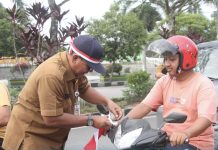 Meriahkan Peringatan HUT RI ke-79, Pemkab Rohul Bagi-Bagi Bendera