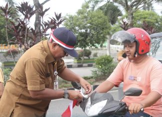 Meriahkan Peringatan HUT RI ke-79, Pemkab Rohul Bagi-Bagi Bendera