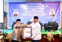 H.Alfedri Terima Penghargaan Tokoh Terbaik Peduli Pendidikan Kabupaten Siak dari Universitas Lancang Kuning