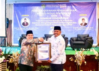 H.Alfedri Terima Penghargaan Tokoh Terbaik Peduli Pendidikan Kabupaten Siak dari Universitas Lancang Kuning