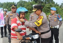 Polres Rohul Bagi-Bagi Helm Gratis