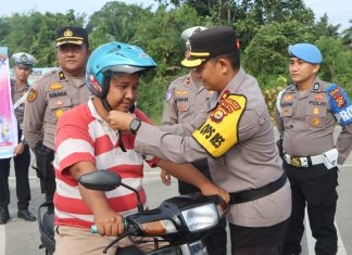 Polres Rohul Bagi-Bagi Helm Gratis
