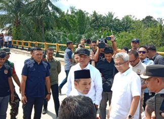 Tinjau Jembatan Sungai Rokan, Gubri : Perbaikan Dimulai Lepas Lebaran Idul Fitri