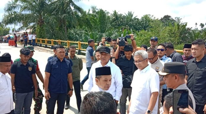 Tinjau Jembatan Sungai Rokan, Gubri : Perbaikan Dimulai Lepas Lebaran Idul Fitri