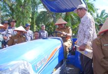 Dukung Sektor Pertanian, Bupati Rohul Salurkan Traktor dan Bibit Padi Bagi Petani Pasir Maju