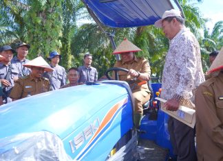 Dukung Sektor Pertanian, Bupati Rohul Salurkan Traktor dan Bibit Padi Bagi Petani Pasir Maju