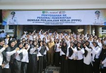 Ditengah Terik Mentari, Bupati Rohul Serahkan SK PPPK