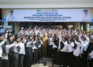 Ditengah Terik Mentari, Bupati Rohul Serahkan SK PPPK