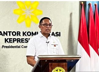 Kabinet Merah Putih Solid dan Kompak