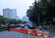 Polisi Tutup Jalan Gatot Subroto Akibat Demo di Gedung DPR/MPR
