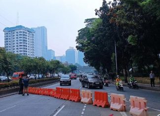 Polisi Tutup Jalan Gatot Subroto Akibat Demo di Gedung DPR/MPR