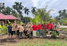 Mahasiswa KKN Universitas Abdurrab Gelar Penanaman Toga