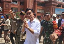 Gibran Beri Tanggapan, Roy Suryo dan Tifa Kunjungi Makam Kakek dan Nenek