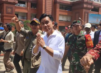 Gibran Beri Tanggapan, Roy Suryo dan Tifa Kunjungi Makam Kakek dan Nenek