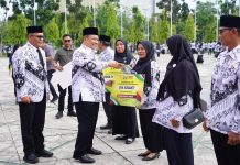 Plt Gubri SF Hariyanto Beri Hadiah Umroh untuk Guru Berprestasi pada Peringatan HUT ke-80 PGRI Riau