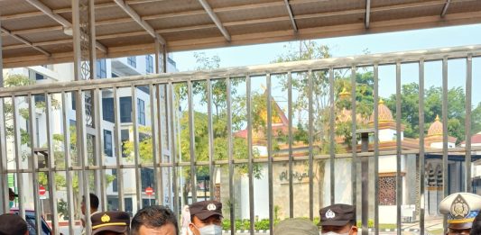 Geruduk Kantor Kejati Riau, Puluhan Mahasiswa Minta Pengelolaan Keuangan Desa Cipang Kiri Hulu Diperiksa