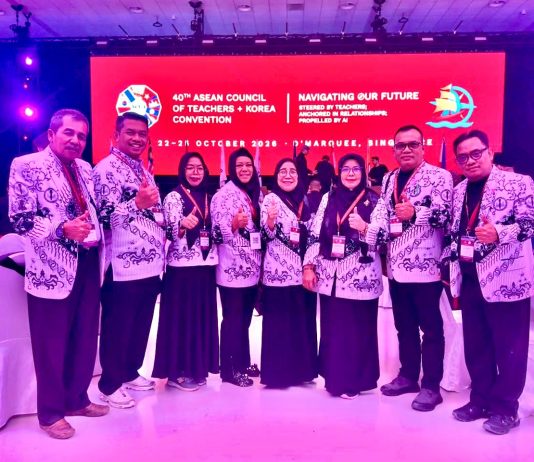 PGRI Riau Kirim 9 Delegasi ke Konvensi Guru ASEAN di Singapura, Prof Adolf: AI Mendukung Pendidikan, Peran Guru Tak Tergantikan